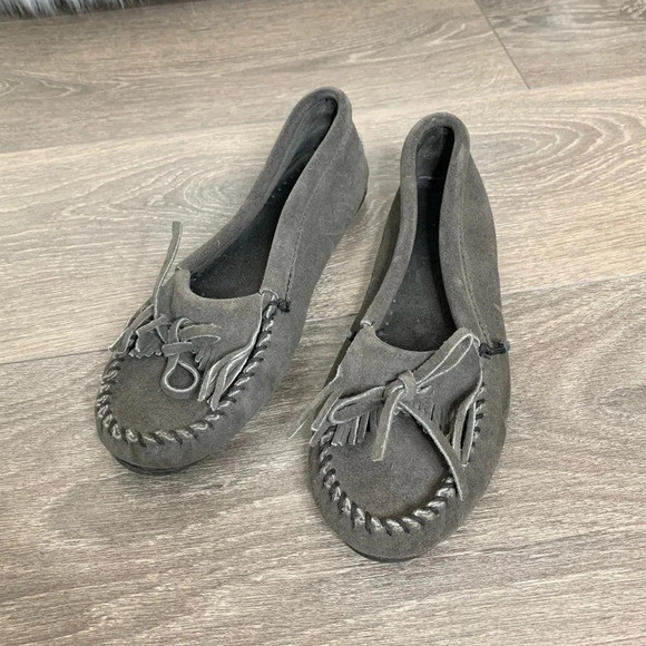 Minnetonka Kilty Moccasins Shoes Suede Leather Flats Gray Fringe western Size 6 - Picture 2 of 10
